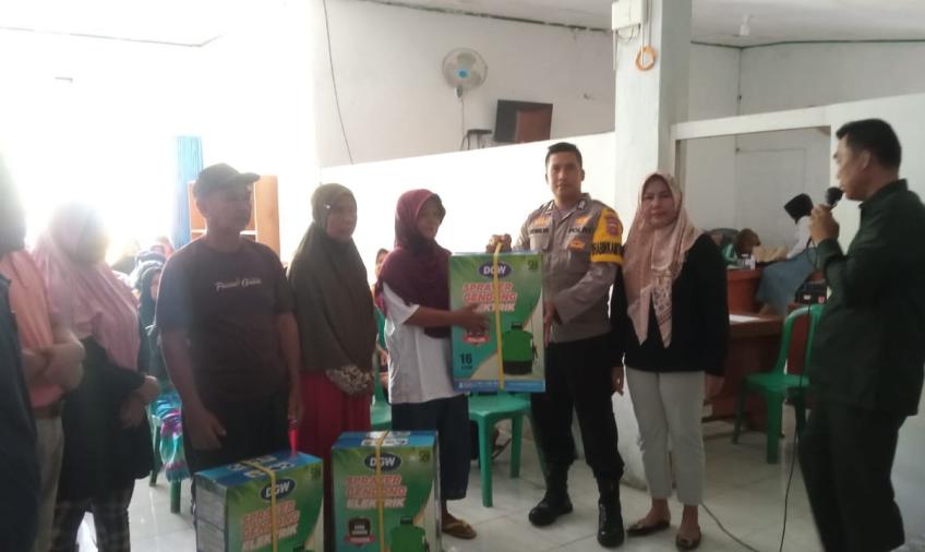 Bhabinkamtibmas Polsek Manna Melaksanakan Pengecekan Pembagian Tank Semprot Elektrik Bantuan Desa Binaannya