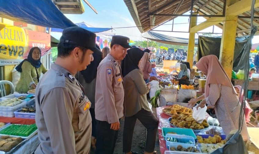Personel Polsek Seluma Patroli Pasar, Sampaikan Imbauan kepada Pedagang dan Pembeli Antisipasi Tindak Pidana 3C 