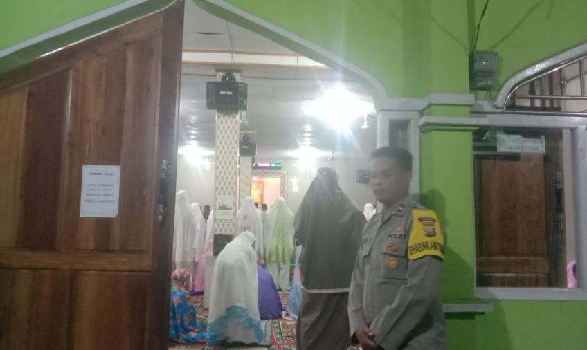 Personel Polsek Lebong Selatan Laksanakan Pengamanan Salat Tarawih di Masjid Al Ikhlas