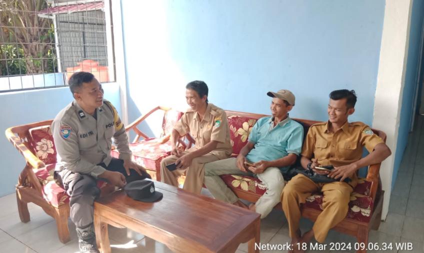 Bhabinkamtibmas Polses Sukaraja Melaksanakan Sambang ke Perangkat Desa dan Anggota BPD Desa Gunung Agung