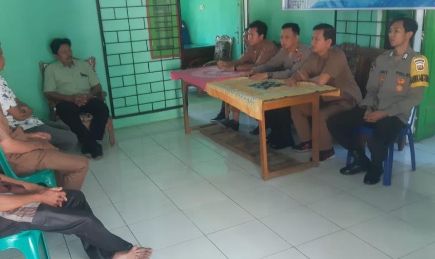 Bhabinkamtibmas Menghadiri Kegiatan Rapat Pra Pelaksanaan Pembangunan Tahun 2024 Di Desa Kayu Ajaran 