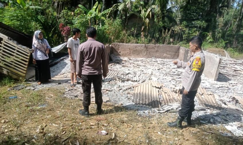 Personel Polsek Talo Lakukan Pengecekan TKP Kebakaran Rumah Warga di desa Harapan Mulya 