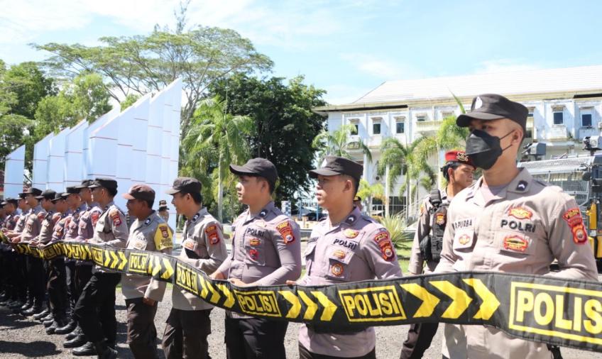 Personel Polres Seluma dan Polsek Jajaran Amankan Aksi Unjuk Rasa Masyarakat Desa Dusun Baru di Kantor Bupati 