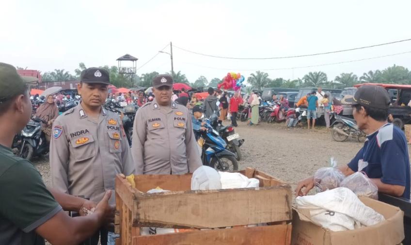 Patroli Sambang di Pasar Induk Sembayat, Personel Polsek Seluma Sampaikan Imbauan Kamtibams