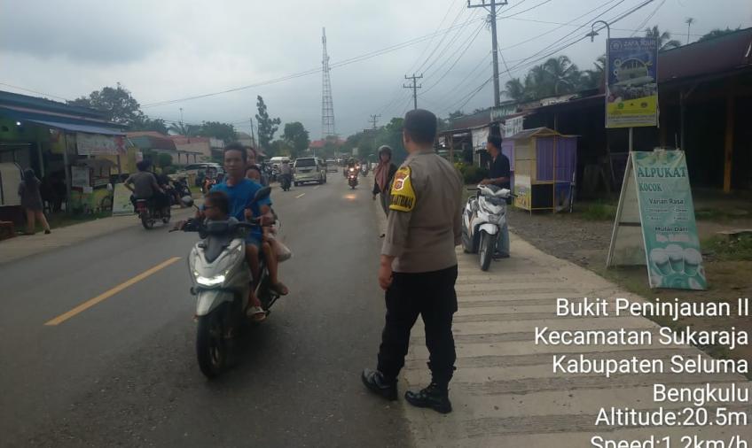 Personel Polsek Sukaraja Atur Lalin Diseputaran Penjual Takjil