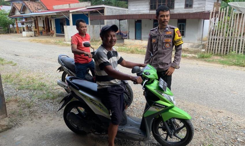 Bhabinkamtibmas Sambang DDS Berikan Teguran Simpatik  Kepada Pengguna Sepeda Motor 
