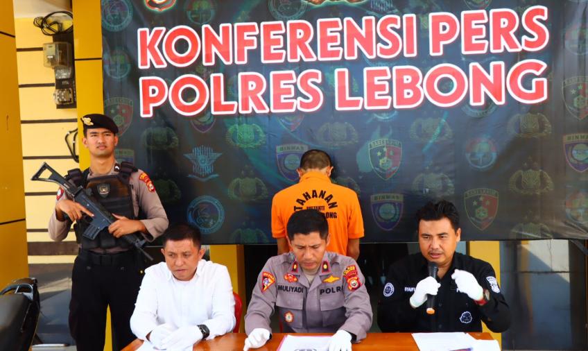 Lebong - Seorang pria berinisial RM (31, warga Desa Tangua Kecamatan Uram Jaya Kabupaten Lebong, terancam pidana penjara maksimal 9 tahun, lantaran diduga melakukan tindak pidana pencurian dengan kekerasan (Curas).  Kapolres Lebong Polda Bengkulu AKBP Awilzan, melalui Wakapolres Kompol Muliyadi, didampingi Kanit Pidum Ipda Wiwin Nopriansah, serta PS Kasubsi PIDM Humas Aipda Syaiful Anwar saat press release di Mapolres, Senin (25/3/2024) mengatakan, tersangka RM juga merupakan residivis kasus pemerkosaan yan