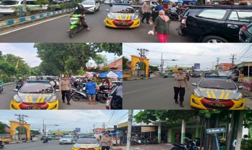 Pengamanan di Pasar Tumpah, Personel Polsek Ratu Agung Ciptakan Keamanan Bagi Warga 