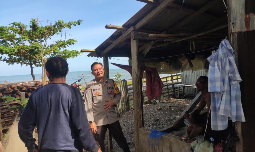 Bhabinkamtibmas Sambangi Warga Pantai Pasar Bawah, dan Sampaikan Imbauan