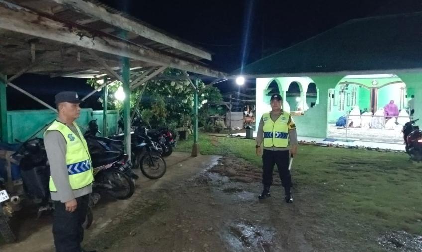 Patroli Polsek Sukaraja Monitoring Pelaksanaan Ibadah Shalat Tarawih di Masjid Al-Ikhlas 
