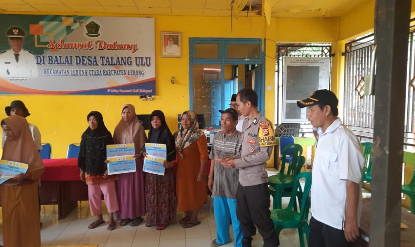 Bhabinkamtibmas Polsek Lebong Utara Hadiri Pembagian BLT DD Kemiskinan Ekstrem di Desa Talang Ulu