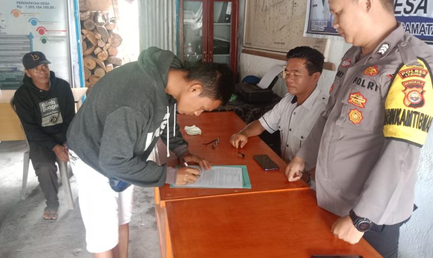 Bhabinkamtibmas Polsek Lebong Selatan Mediasi Perkara Pencurian
