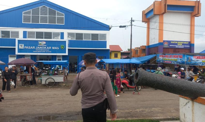 Pastikan Aman dan Terhindari Dari Gangguan Kamtibmas, Polsek KSKP Pulau Baai Patroli di Pasar Kaget Ramadhan 