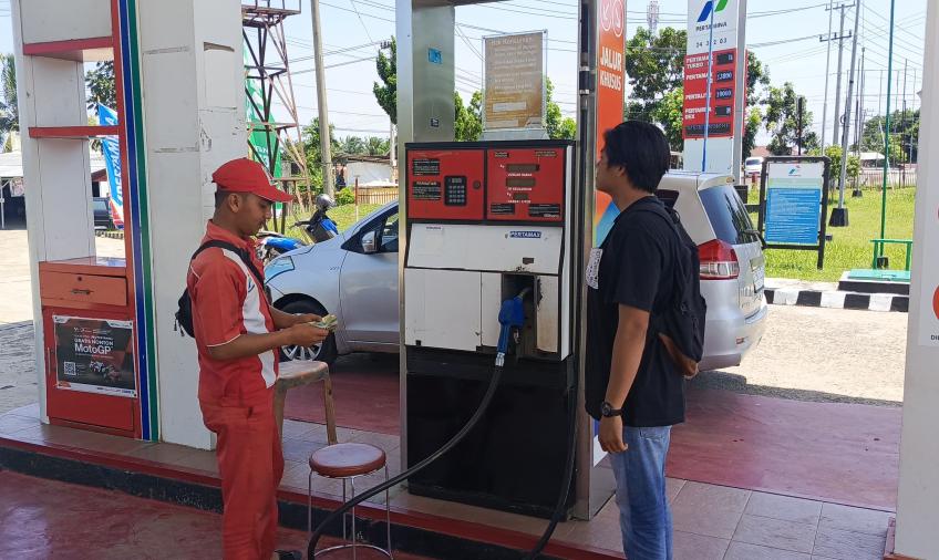 Cegah Kecurangan, Personel Sat Intelkam Polresta Bengkulu Cek SPBU 