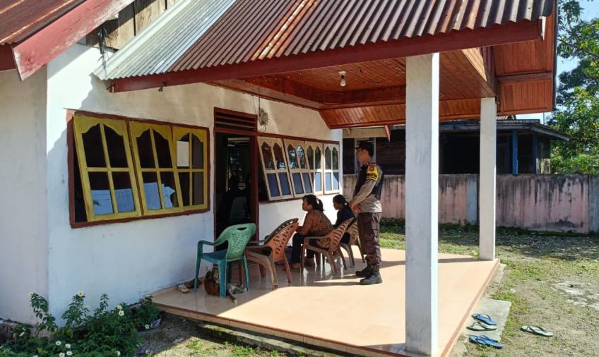 Bhabinkamtibmas Polsek Seginim Laksanakan Pengamanan Ibadah Kenaikan Isa Al Masih di Gereja 