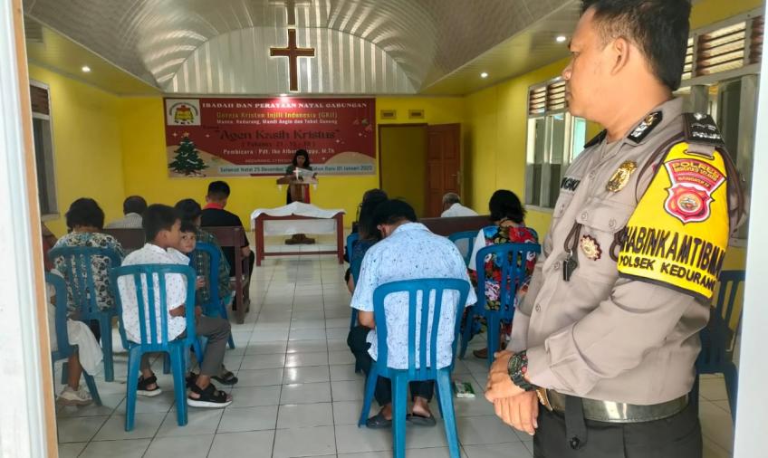 Bhabinkamtibmas Polsek Kedurang Laksanakan Pengamanan di Gereja Ciptakan Kenyamanan Beribadah 