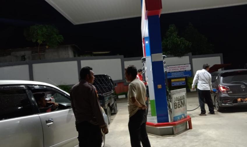 Cegah Kecurangan, Personel Polsek Seluma Melaksanakan Pengecekan Stock BBM di SPBU 