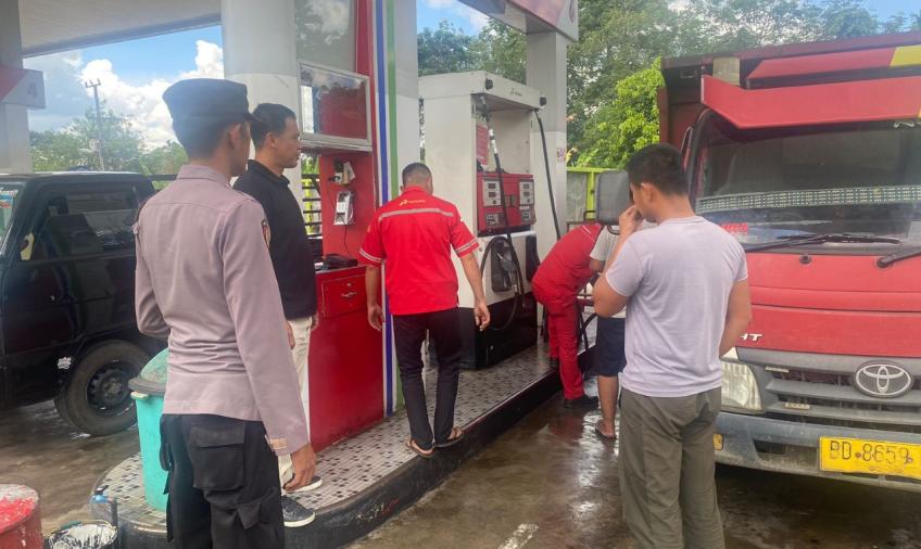 Personel Sat Intelkam Polres Seluma Laksanakan Pengecekan BBM di SPBUPersonel Sat Intelkam Polres Seluma Laksanakan Pengecekan BBM di SPBU
