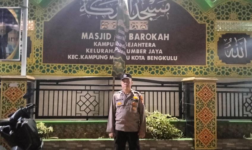 Personel Polsek KSKP Pulau Baai Pengamanan Ibadah Shalat Tarawih di Masji Al- Barokah
