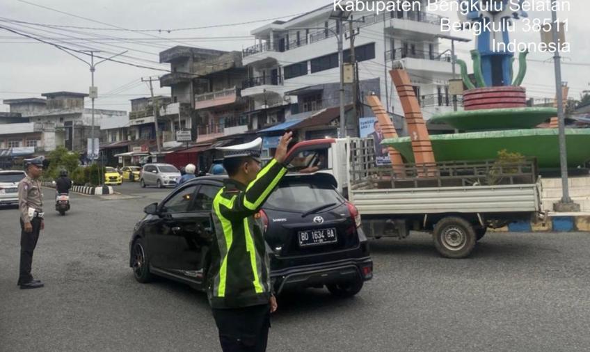 Wujudkan Kamseltibcar Lokasi Pasar Takjil, Sat Lantas Polres BS Giatkan Patroli  