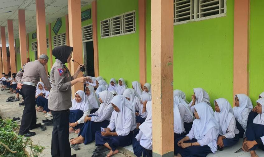 Personel Satlantas Sosialisasi Keselamatan Berlalu Lintas di SMPN 07 Lubuk Pinang