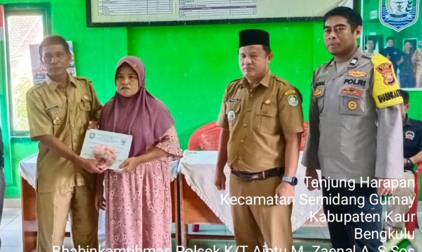 Bhabinkamtibmas Hadiri Pembagian BLT DD di Desa Tanjung Harapan 