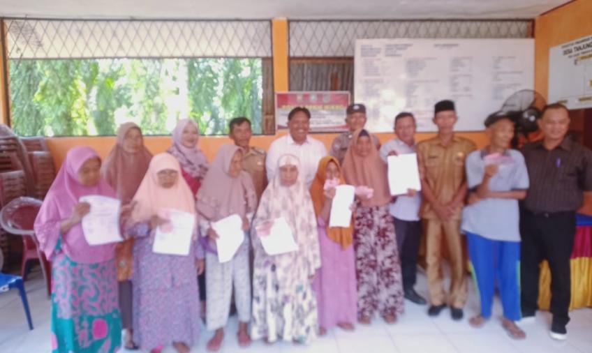 Hadiri Penyaluran BLT DD di Desa Tanjung Pandan, Bhabinkamtibmas Sampaikan Imbauan Kamtibmas 