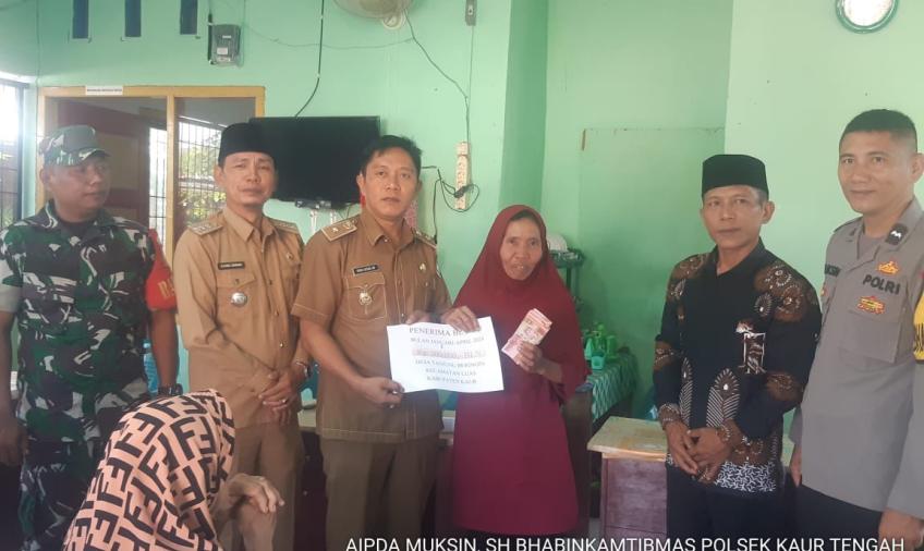 Hadiri Penyaluran BLT DD di Desa Tanjung Beringin,  Bhabinkamtibmas Sampaikan Imbauan Kamtibmas  