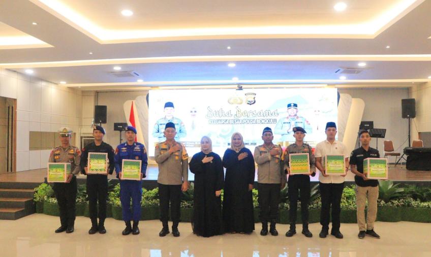 Peduli Kepada Sesama, Kapolda Bengkulu Bersama Ketua Bhayangkari Daerah Bengkulu Lakukan Buka Puasa Bersama