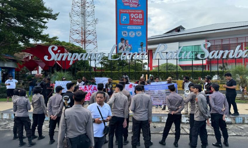 Personel Polresta Bengkulu Amankan Aksi Unjuk Rasa IMAPA 