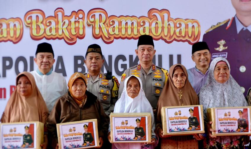 Bulan Bakti Ramadhan di Kabupaten Benteng, Kapolda Bengkulu Bagikan 100 Paket Sembako