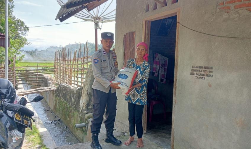 Berbagi Kepada Warga Kurang Mampu, Polsek Kaur Utara Bagikan Sembako kepada Warga Pancur Negara