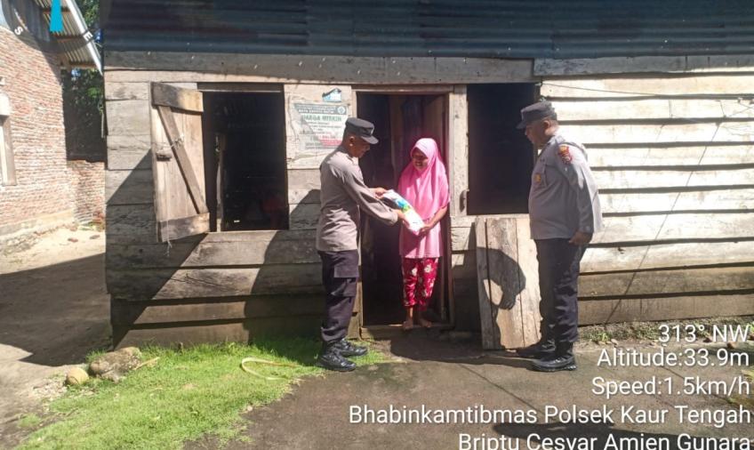 Selasa Berbagi, Warga Desa Cahaya Batin Terima Bantuan Sembako Dari Polsek Kaur Tengah 