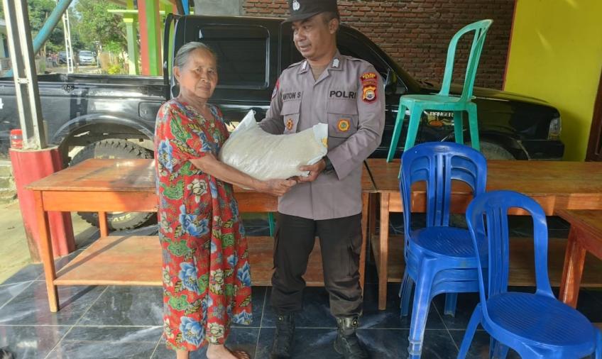 Personel Polsek Padang Guci Hulu Bagikan Sembako Kepada Warga Kurang Mampu
