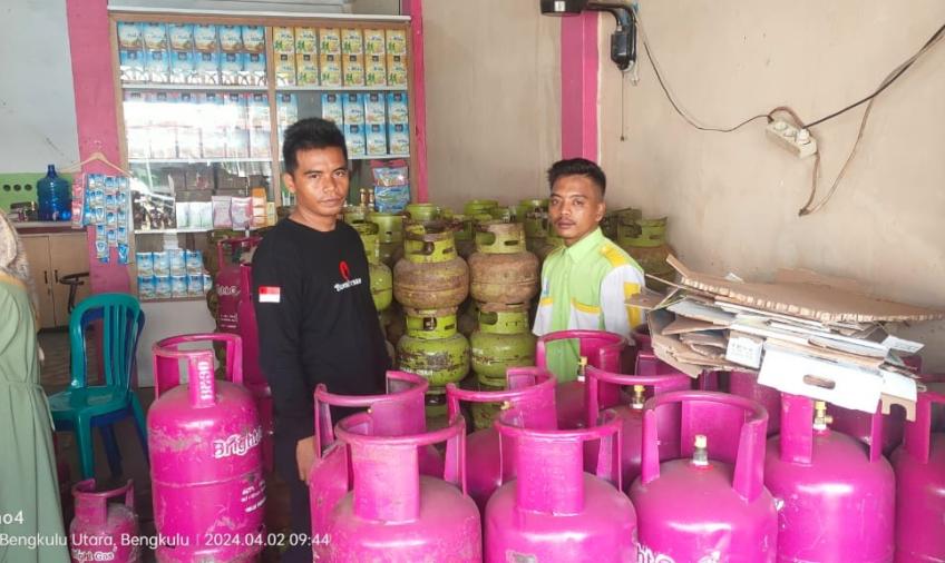 Cegah Kelangkaan, Personel Polsek Ketahun Cek Pangkalan Gas LPG 3 Kg