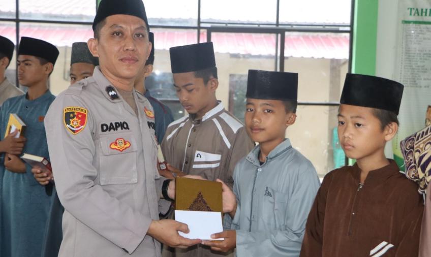 Ramadhan Berbagi, Polsek Kampung Melayu Bagikan Takjil dan Berikan Santunan Anak Pondok Pesantren Salafiyah Generasi Al-Kahf