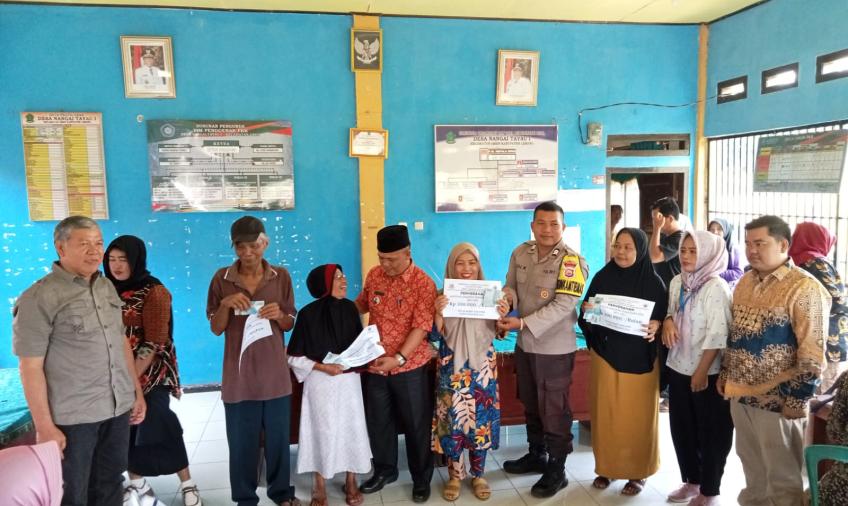 Bhabinkamtibmas Polsek Lebong Utara Hadiri Penyaluran BLT DD di Desa Nangai Tayau I