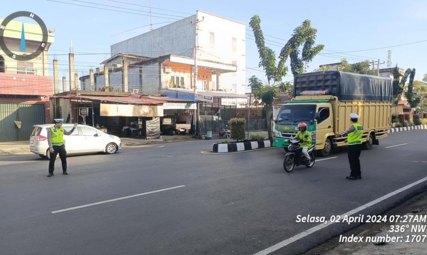 Polres Bengkulu Selatan Strong Point Atur Lalin Pagi Bantu Masyarakat Lancarkan Aktifitas di jalan Raya