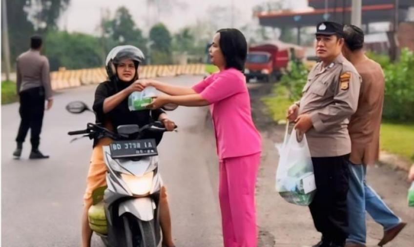 Personel Polsek KSKP Pulai Baai Bagi Takjil kepada Masyarakat Saat Bulan Ramadhan 1445 H