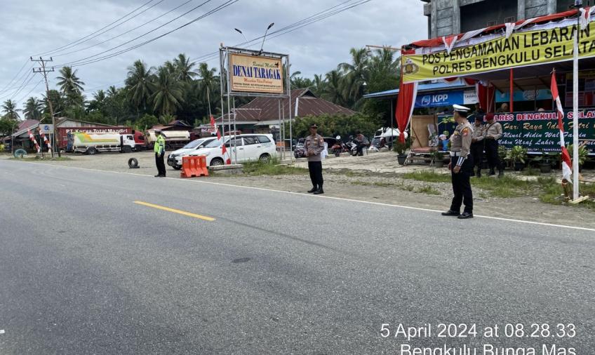 Petugas Posyan Ops Ketupat Nala 2024 di Posyan Bungamas Terus Lakukan Pelayanan Pada Pemudik