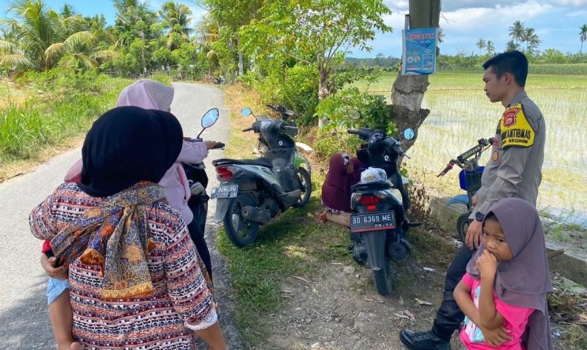 Bhabinkamtibmas Sambang DDS Berikan Teguran Simpatik Kepada Pengguna Sepeda Motor 
