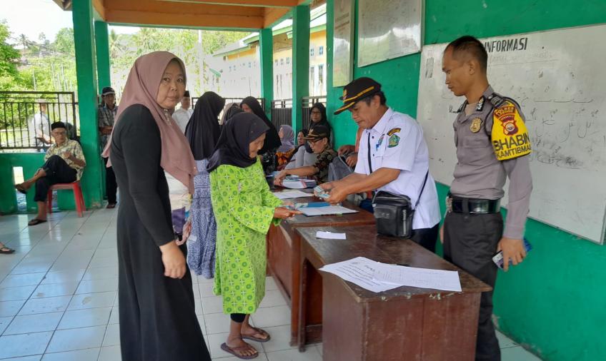Bhabinkamtibmas Polsek Lebong Utara Hadiri Pembagian BLT DD Ekstrem di Desa Kampung Muara Aman