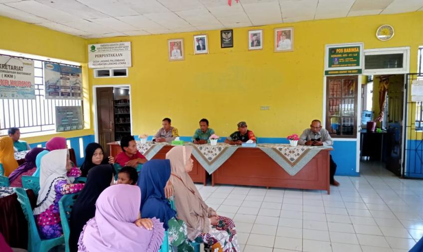 Sambang, Bhabinkamtibmas Polsek Lebong Utara Hadiri Pembagian BLT DD Ekstrem di Ladang Palembang