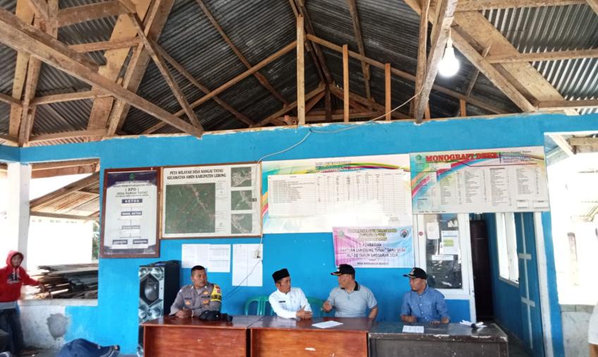 Bhabinkamtibmas Polsek Lebong Utara Monitoring Penyaluran BLT DD di Desa Nangai Tayau
