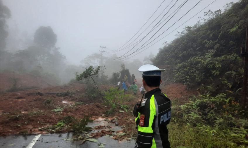 Personel Polsek Lebong Atas Laksanakan Pengamanan Titik Longsor di Bukit Resam