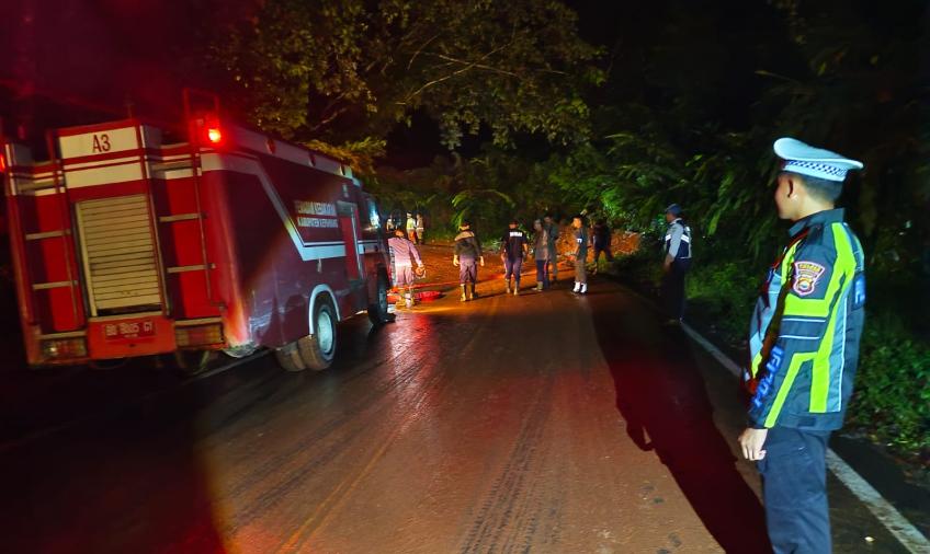 Gerak Cepat Personel Satlantas Polres Kepahiang Datangi TKP Pohon Tumbang dan Tanah Longsor di Jalan Lintas Pegunungan 