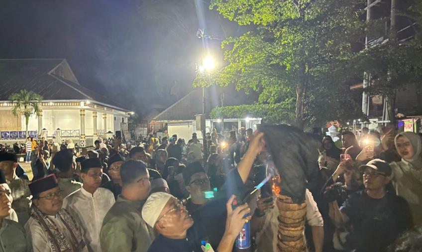 Waka Polres Bengkulu Selatan Ikut Menyalakan Pelita Meriahkan Malam Nujuh Likur