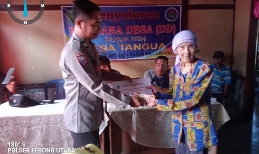 Monitoring, Bhabinkamtibmas Polsek Lebong Utara Hadiri Penyaluran BLT DD di Desa Tangua
