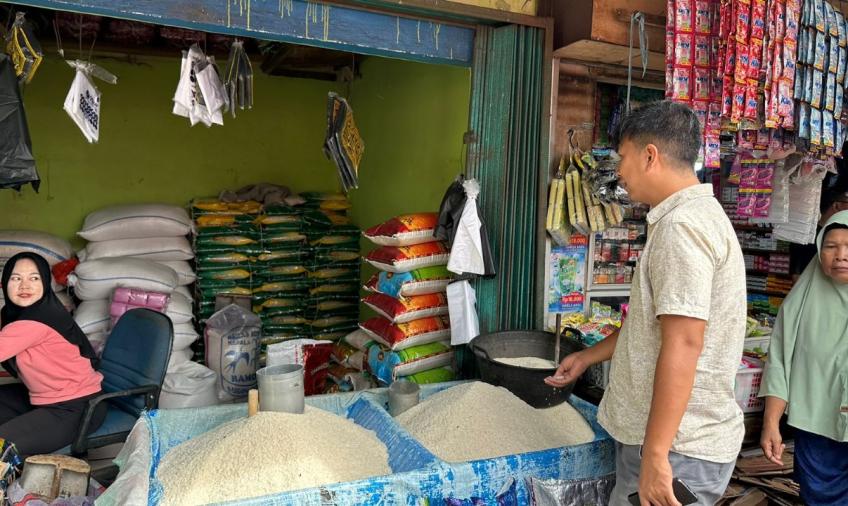 Jelang Hari Raya Idul Fitri 1445 H, Personel Polresta Bengkulu Monitoring Harga Bahan Pokok di Pasar