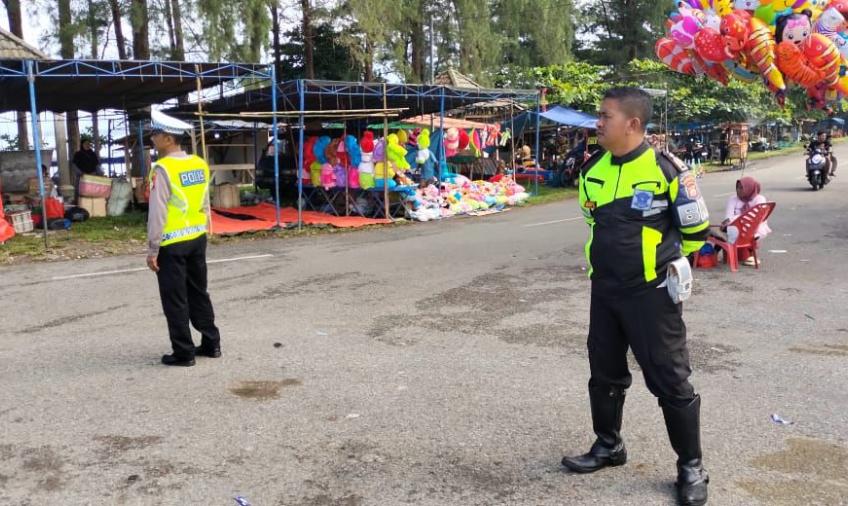 Satlantas Polres BS Berikan Imbauan Kepada Masyarakat Terkait Peningkatan Arus Lalu lintas di Pertigaan Menuju Pantai Pasar Bawah